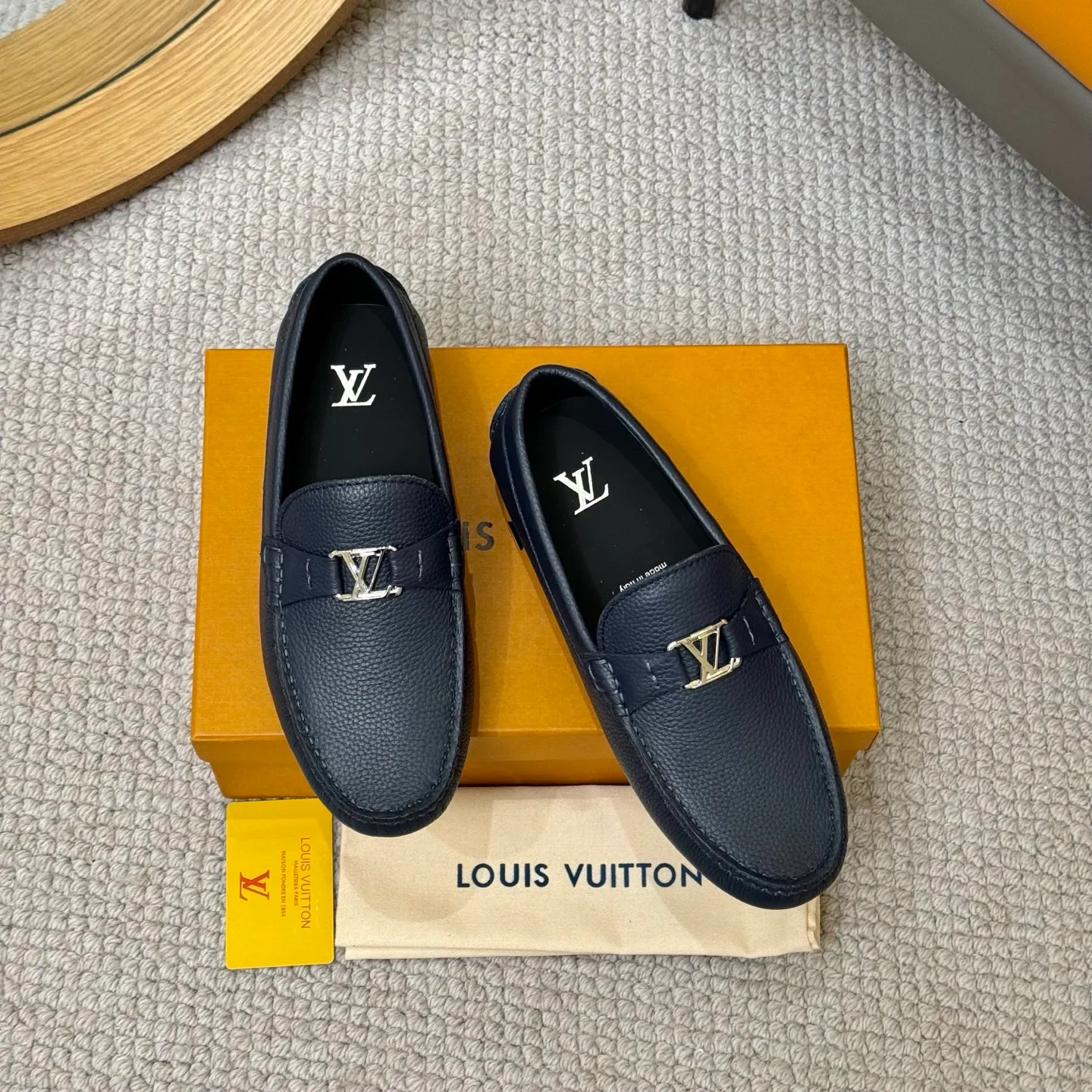 Men's men's shoes 💰420 (Yangli) LV 2⃣️0⃣️2⃣️5️⃣Spring and summer counter GLORIA series models ✈️Original factory special leather production, original last type. A classic driving slip-on casual shoe that shows an elegant style with exquisite craftsmanship details such as Monogram embossing all over the upper🌀Italian imported calfskin fabric Sheepskin foot pads➕Inside～Private mold replica sole Unique style Comfortable driving slip-on Size: 4-12 (38-46) Comes with [Counter packaging: original box, wrapping paper, card, instruction manual, shoehorn, cloth bag] No pressure to enter and leave the counter!